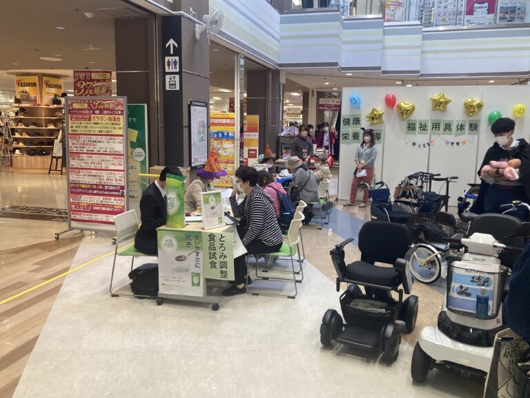 茨木市高齢者生活支援体制整備推進事業　「健康指導・フレイルチェック」イベントでのとろみ剤の実演・試飲